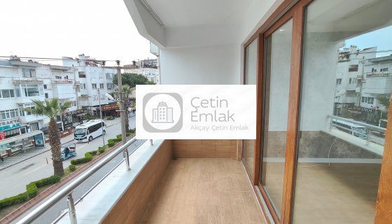 ÇETİN EMLAK'TAN AKÇAY'DA ANA CADDE ÜZERİ ÖN CEPHE 2+1 MASRAFSIZ HARİKA DAİRE